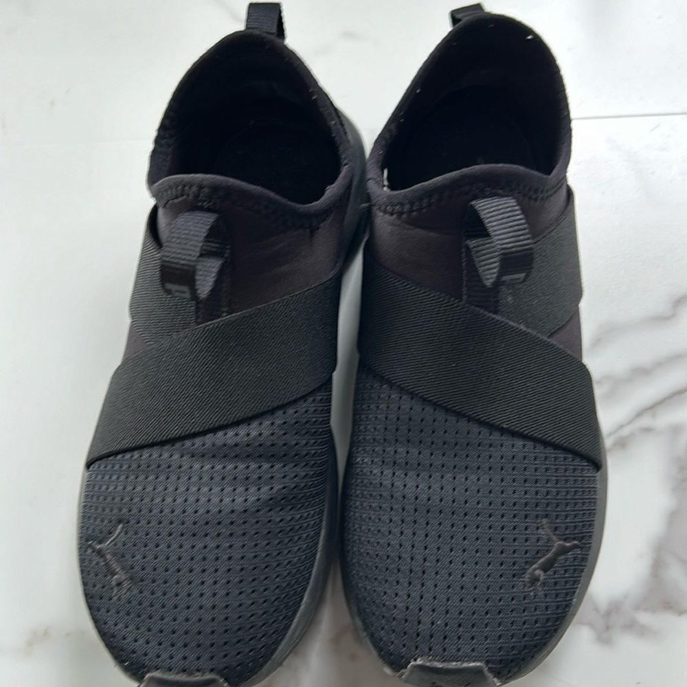 Puma slip on pre- owned black sneakers size 7